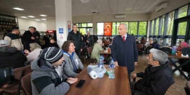 Küçükçekmece Belediyesi deprem sonrası vatandaşların yanında