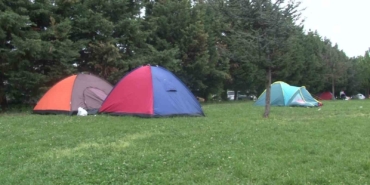 Deprem korkusu yaşayan İstanbullular geceyi çadırlarda geçirdi