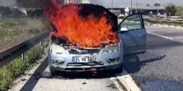 D100’de yanan otomobilini çaresizce izledi: Diğer sürücüler yardımına koştu