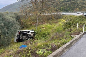 Bursa’da kontrolden çıkan kamyonet şarampole yuvarlandı: 2 yaralı
