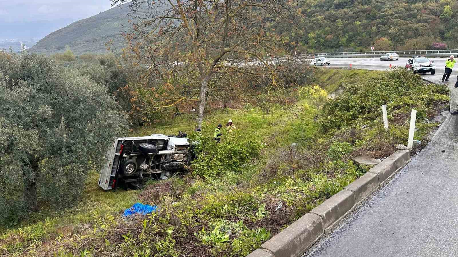Bursa’da kontrolden çıkan kamyonet şarampole yuvarlandı: 2 yaralı
