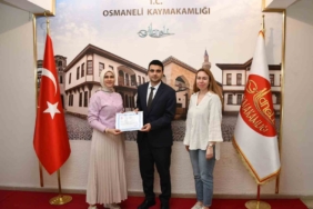 Sağlık kahramanına başarı belgesi takdim edildi
