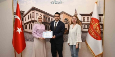 Sağlık kahramanına başarı belgesi takdim edildi