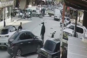 Otomobil ile motosiklet çarpıştı, 2 kişi yaralandı: Kaza anı kamerada
