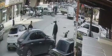 Otomobil ile motosiklet çarpıştı, 2 kişi yaralandı: Kaza anı kamerada