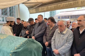 Eşi ve oğlunun yanına defnedildi