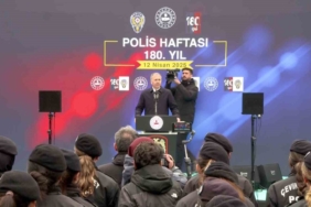 Bakan Yerlikaya çevik kuvvet polislerine hitap etti: "Polis arkadaşlarınızın yaralanmasına, tüm sinsi oyunlara rağmen hukuktan ayrılmadınız"