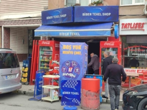 Bakırköy’de tekel bayiye gelen hırsız bir şişe içkiyi çalıp kaçtı