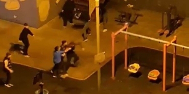 Çocuk parkında tekmeli yumruklu kavga kamerada