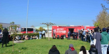 Akademisyenler ve öğrenciler kitap okudular