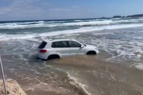 Şile sahilinde otomobil denize sürüklendi