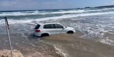 Şile sahilinde otomobil denize sürüklendi