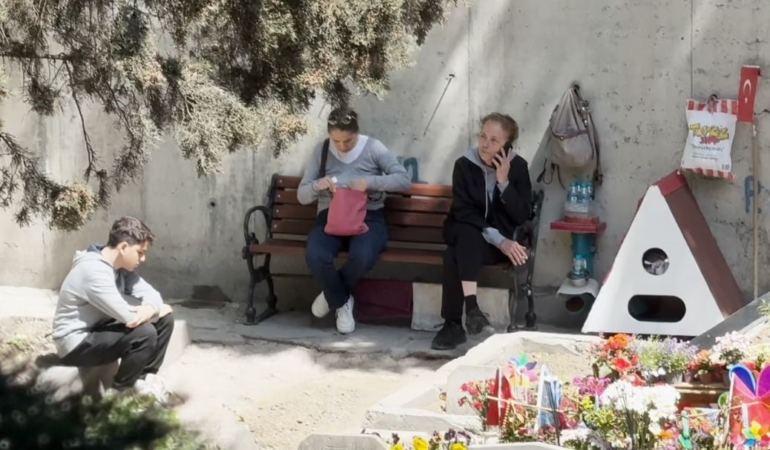 İtalyan şefin oğlu Mattia Ahmet Minguzzi’nin mezarını anneannesi ziyaret etti
