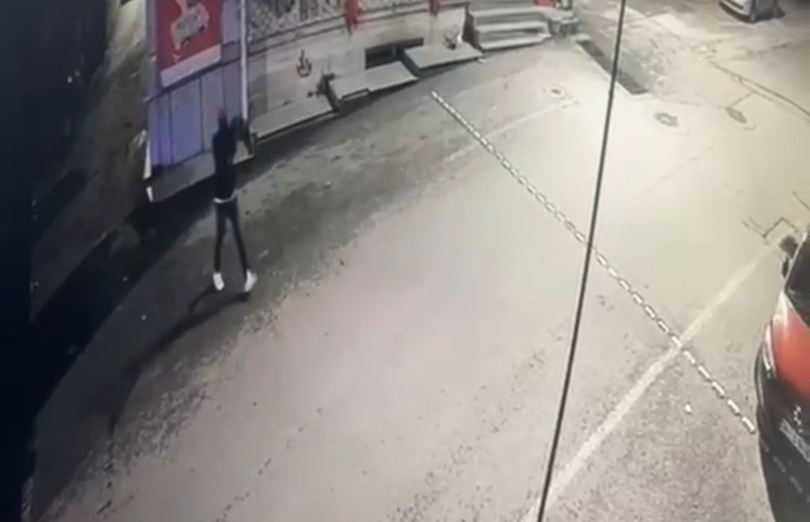 Önce etrafı kolaçan etti sonra iş yerine kurşun yağdırdı