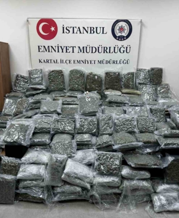 Maltepe’de petshop görünümlü depoda 100 kilo uyuşturucu ele geçirildi