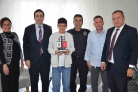 Bayrak sevdalısı kahramanı çocuğa ziyaret