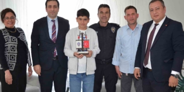 Bayrak sevdalısı kahramanı çocuğa ziyaret