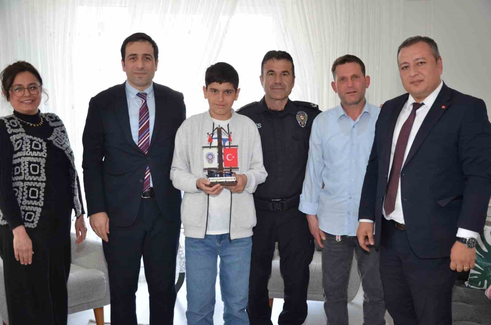 Bayrak sevdalısı kahramanı çocuğa ziyaret