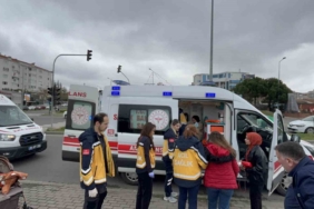 Yaya geçidinde anne ve bebeğine otomobil çarptı