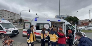 Yaya geçidinde anne ve bebeğine otomobil çarptı
