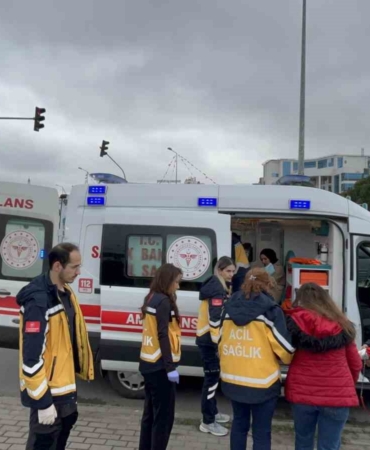 Yaya geçidinde anne ve bebeğine otomobil çarptı