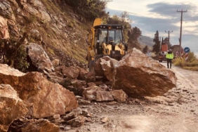 Yalova-Armutlu yolunda toprak kayması