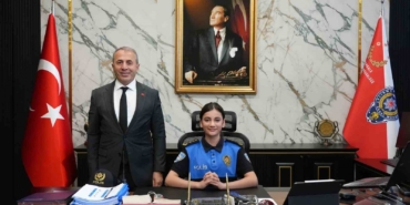 23 Nisan’da Emniyet Müdürü Kurt, makamını gazi polis memurunun kızına devretti