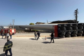 Çanakkale’de rüzgar gülü kanadı taşıyan tır devrildi