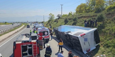 Yalova-Bursa yolunda yolcu otobüsü devrildi