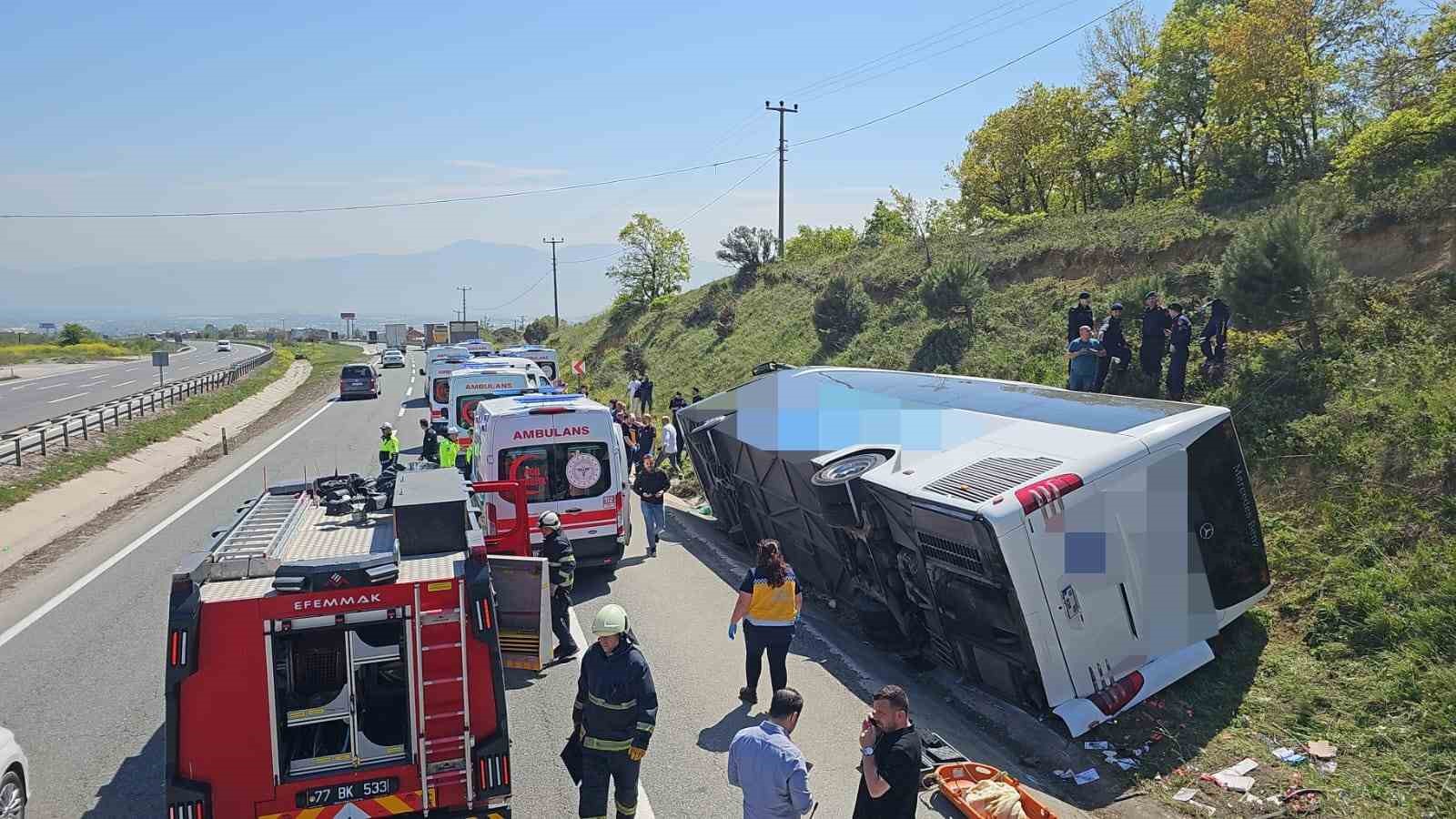 Yalova-Bursa yolunda yolcu otobüsü devrildi