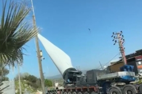 Çanakkale’de rüzgar gülü kanadı taşıyan tırın devrilme anı kamerada