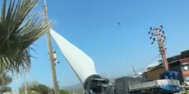 Çanakkale’de rüzgar gülü kanadı taşıyan tırın devrilme anı kamerada