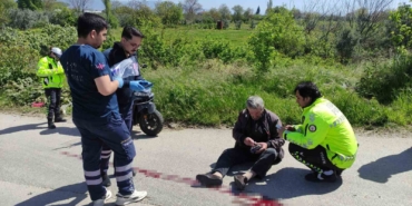 Bursa’da kamyonetle çarpışan motosikletteki çift yaralandı