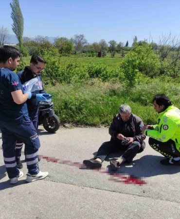 Bursa’da kamyonetle çarpışan motosikletteki çift yaralandı