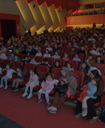 Tiyatronun coşkusu Bursa’yı sardı