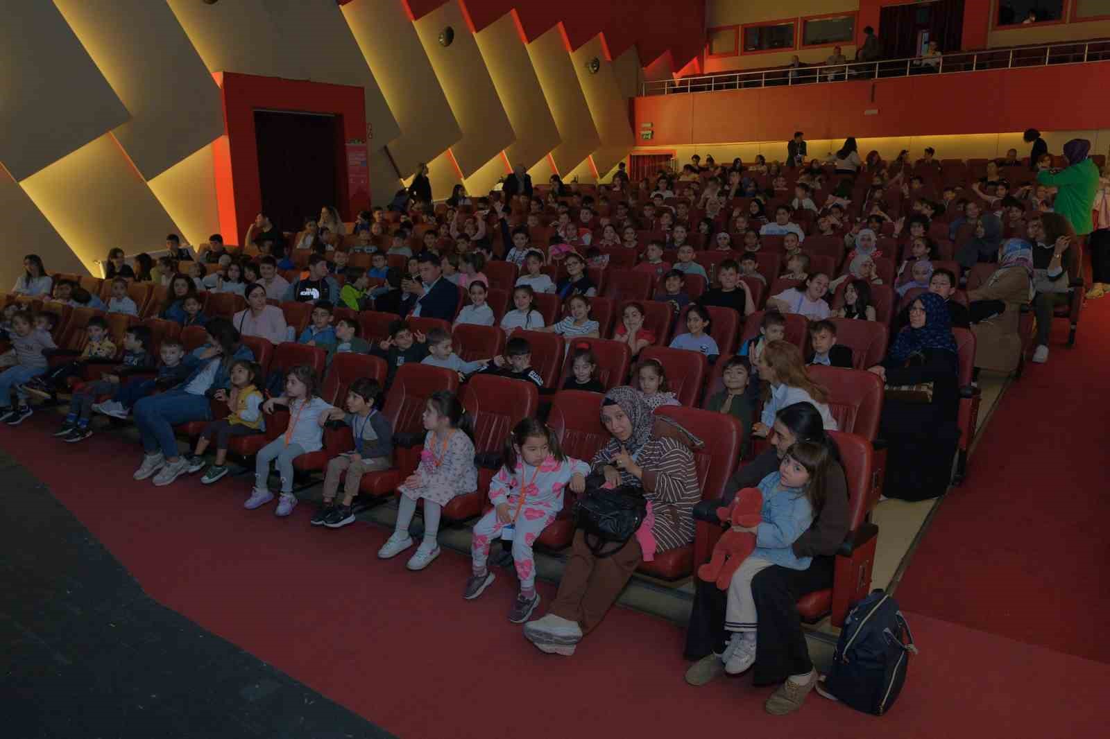 Tiyatronun coşkusu Bursa’yı sardı