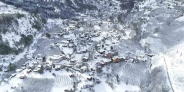 Yüksek kesimlerde etkili olan kar Hendek ilçe merkezine kadar indi