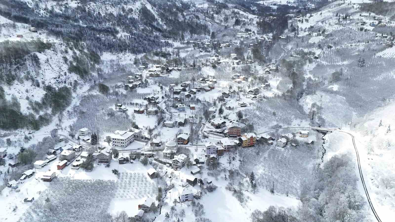 Yüksek kesimlerde etkili olan kar Hendek ilçe merkezine kadar indi