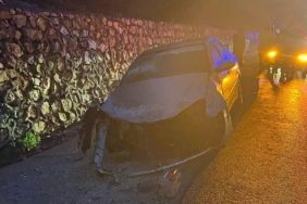 Kontrolden çıkan otomobil bariyere çarptı: 3 kişi yaralandı