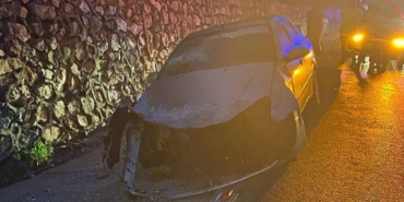 Kontrolden çıkan otomobil bariyere çarptı: 3 kişi yaralandı