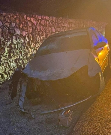 Kontrolden çıkan otomobil bariyere çarptı: 3 kişi yaralandı