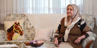 45 yıldır eski kıyafetleri evinde yıkayıp ütüledikten sonra ihtiyaç sahiplerine ulaştırıyor