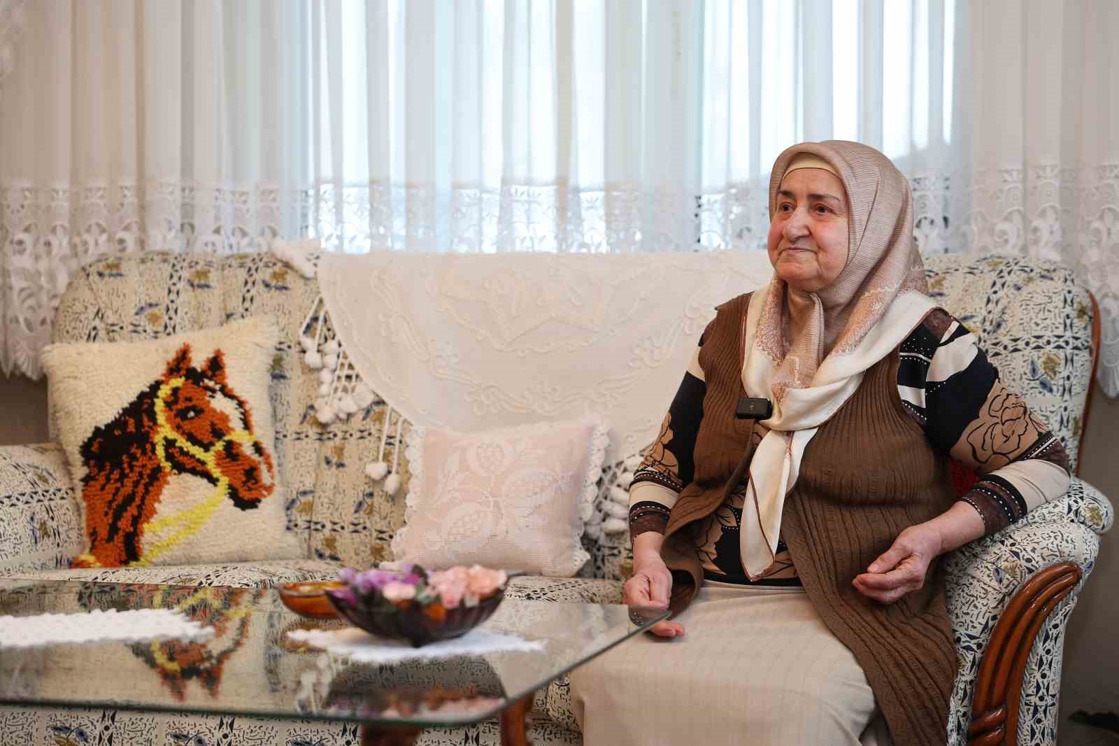 45 yıldır eski kıyafetleri evinde yıkayıp ütüledikten sonra ihtiyaç sahiplerine ulaştırıyor