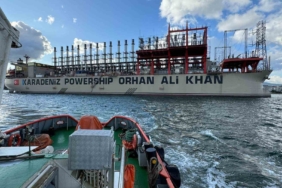 Yalova’da enerji gemisi demir sahasında karaya oturdu