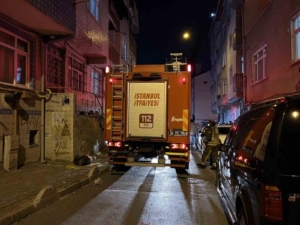 Esenler’de 4 katlı binanın çatısı alev alev yandı