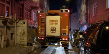 Esenler’de 4 katlı binanın çatısı alev alev yandı
