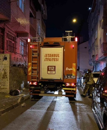 Esenler’de 4 katlı binanın çatısı alev alev yandı