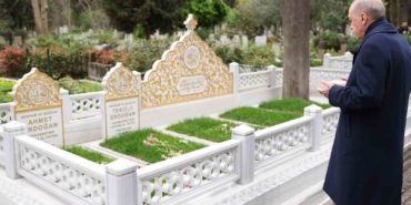 Cumhurbaşkanı Erdoğan, anne ve babasının kabirlerini ziyaret etti