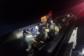 Ayvalık açıklarında 35 düzensiz göçmen Sahil Güvenlik’ten kaçamadı