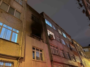 Fatih’te 3 katlı binada yangın